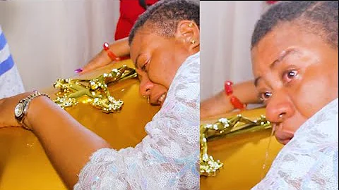 Pls Let Me Hug Her! Actress Nkechi Blessing Cried As She Refuses To Leave Her Mom Casket