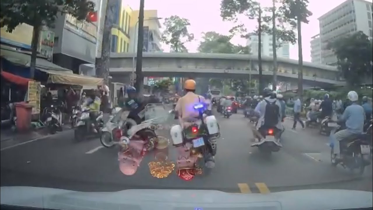 Clip CSGT TPHCM dẫn đường cho xe taxi chở người đi cấp cứu