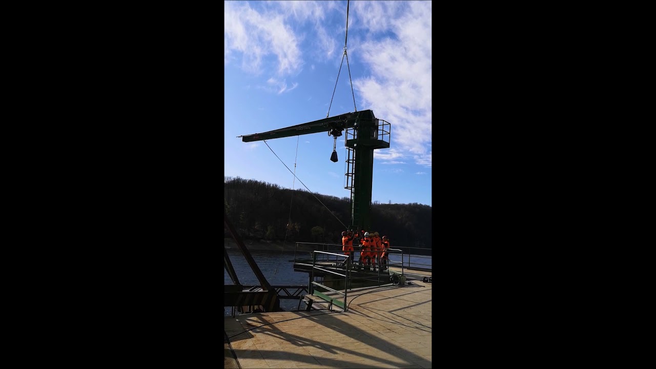 Instalace speciálního sloupového jeřábu vrtulníkem