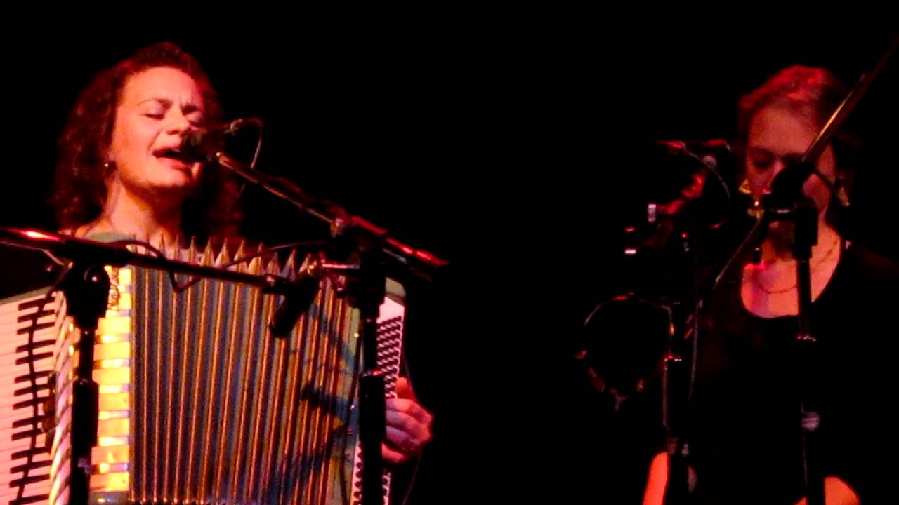 Ash (Æ) Aurelia Shrenker and Eva Salina Primack Un vi vantate Paghjella YouTube