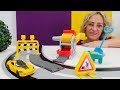 Spielspaß mit Knete - Nicole hilft die Straße zu reparieren - Spielzeugvideo für Kinder