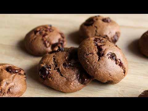 Video: Mini Biscuits With Cherries And Dark Chocolate