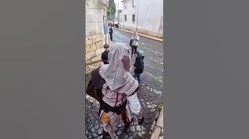 REAL-LIFE ASSASSIN?! EZIO FROM ASSASSIN’S CREED STOPS THE CITY WITH EPIC COSPLAY!