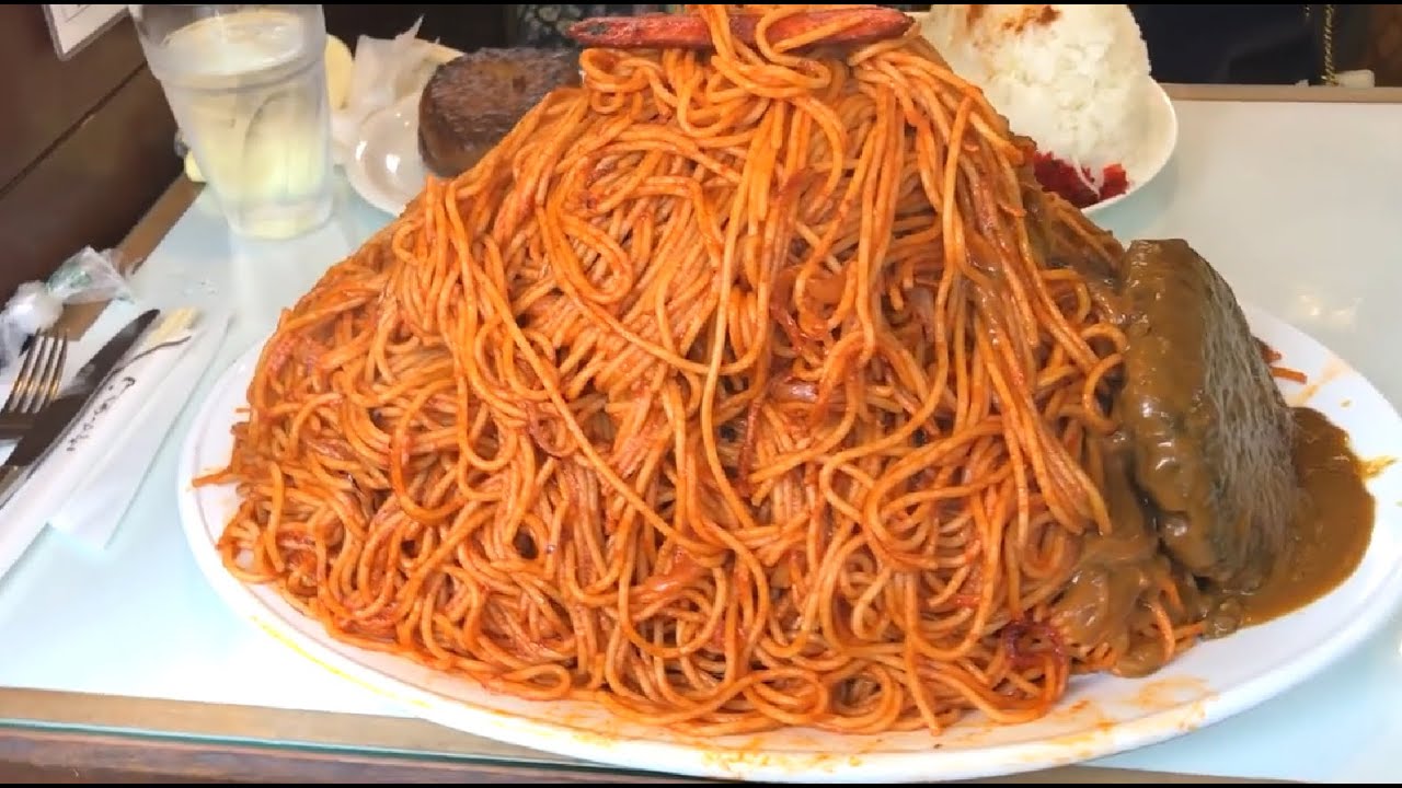 Japones come quantidade absurda de macarrão