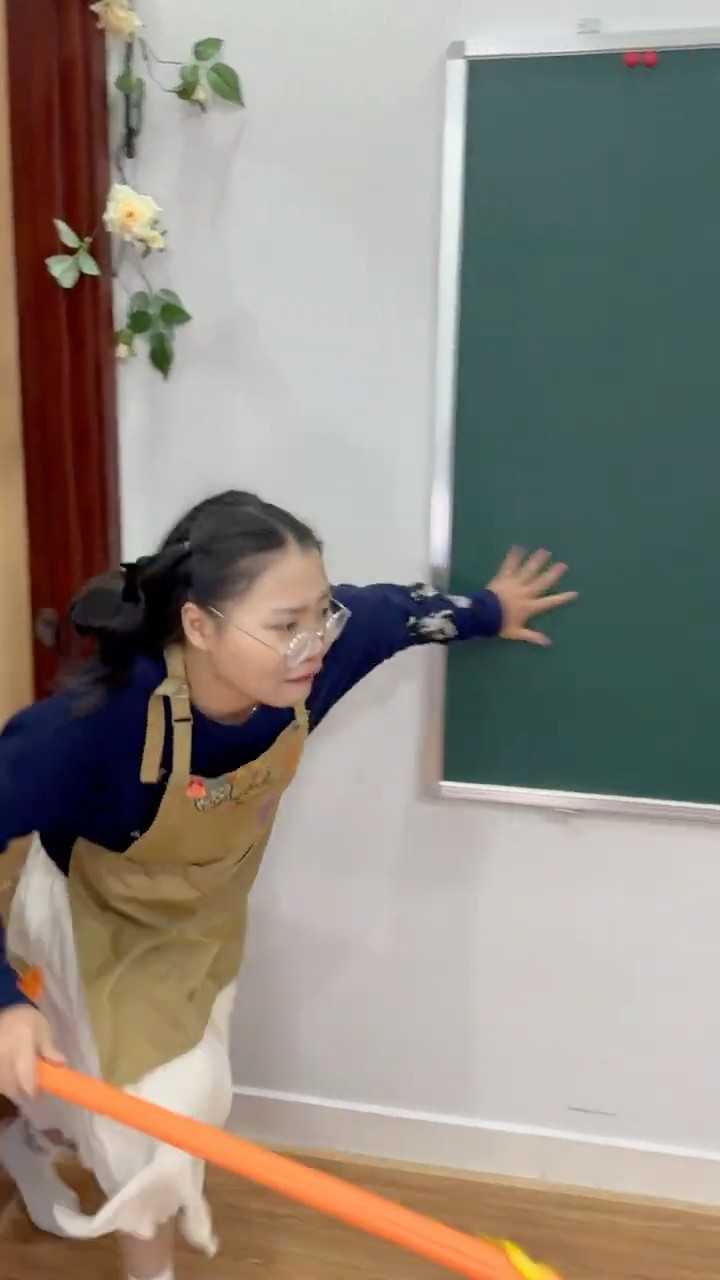 LNF - Thứ gì đó đáng sợ đằng sau cánh cửa ? || Something scary behind the door ?