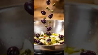 Spaghetti alla Puttanesca: La Ricetta Originale con Olive e Capperi per un Primo Piatto Deciso