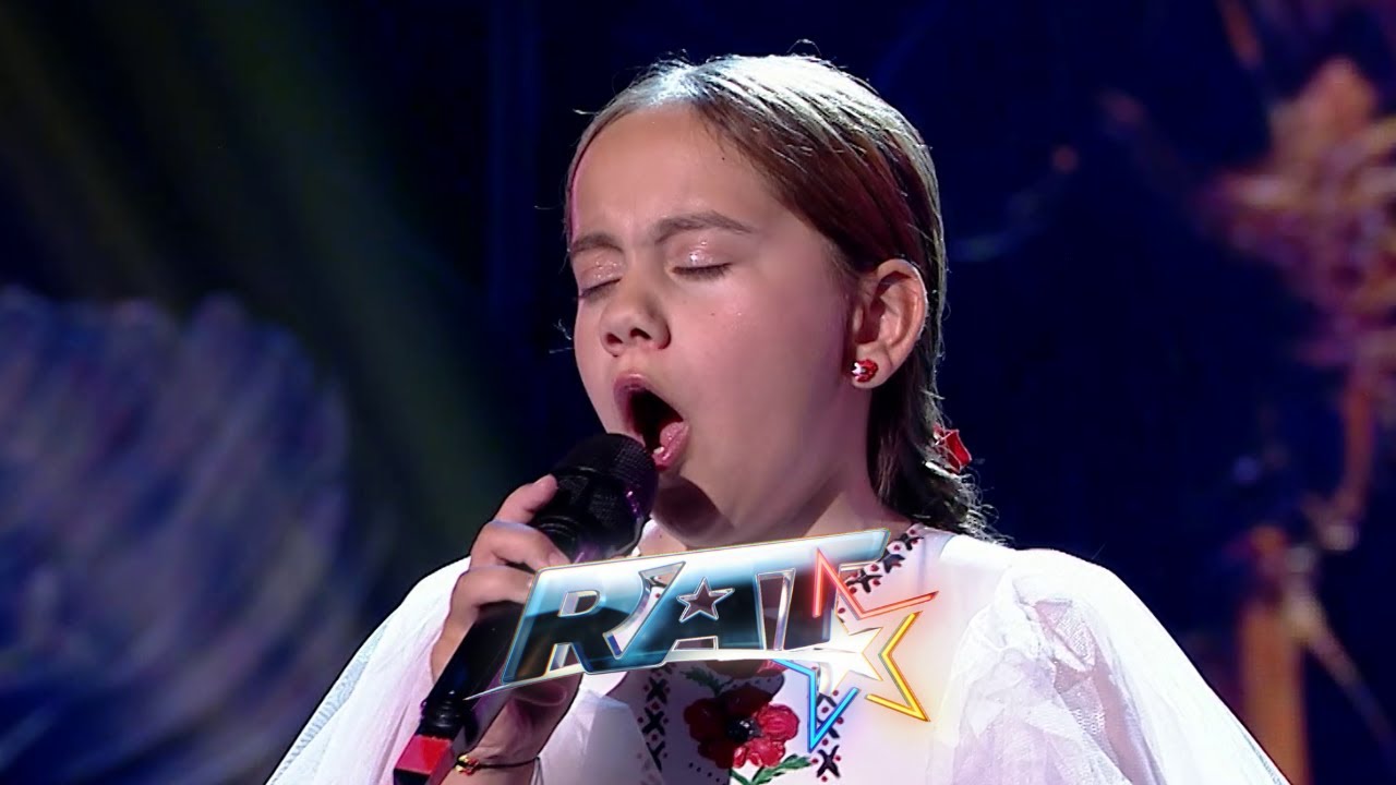 Sibianca Sara Hanț a ridicat sala în picioare și s-a calificat în FINALA de la “Românii au talent” (video) video