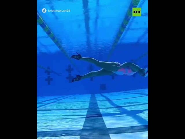 Mujer da una vuelta de 360 grados bajo el agua ‘caminando’ en tacones class=