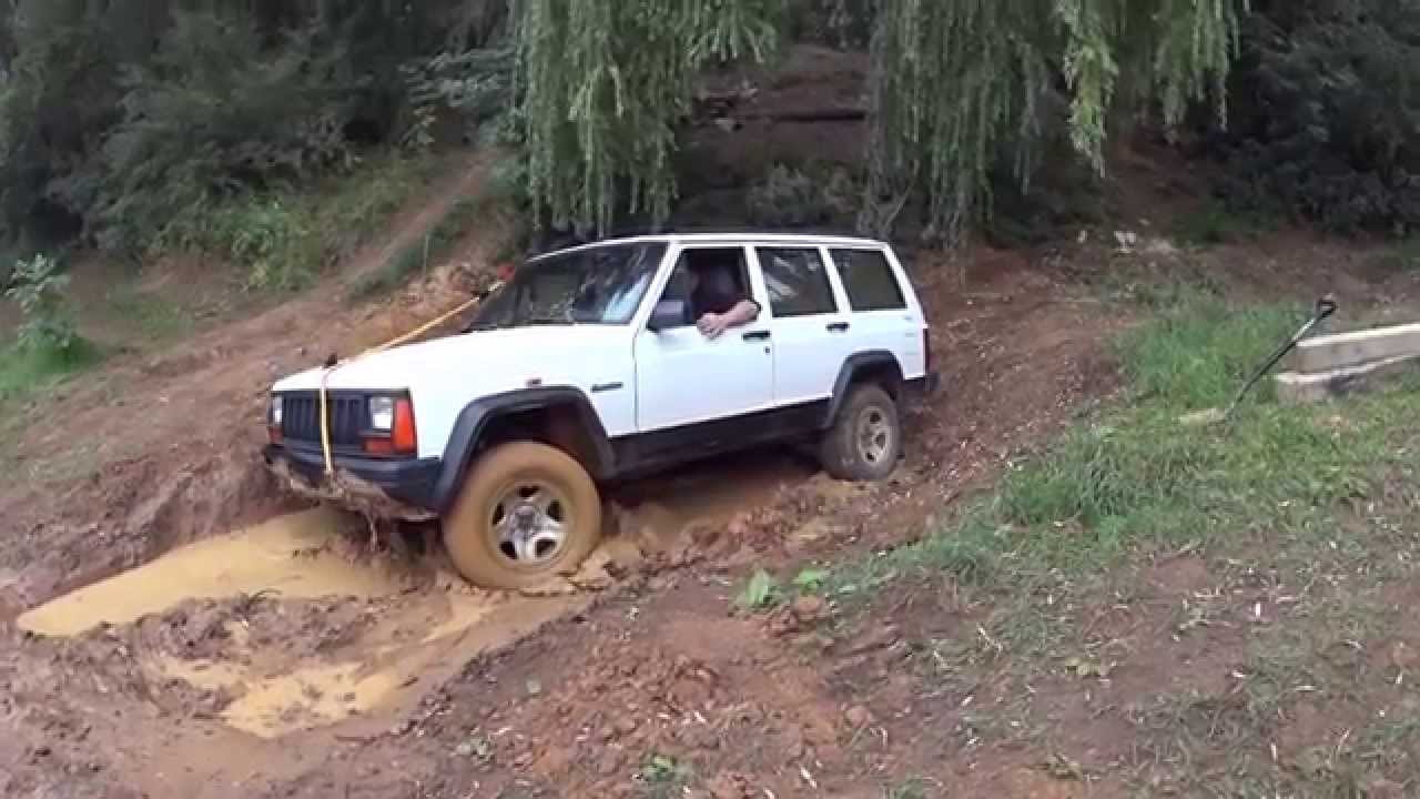 Jeep Cherokee sticks in the mud//glei stuck - YouTube