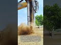 回転式地盤掘削機 : オーガービットで地面に穴を開ける作業
