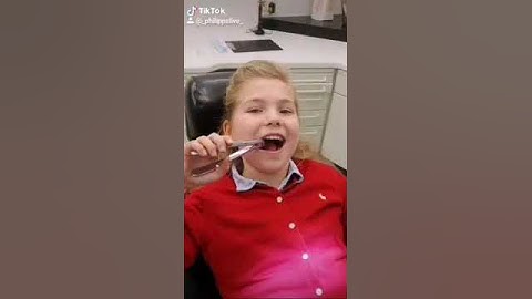 Mädchen zieht sich selber Zahn / Zahnarzt