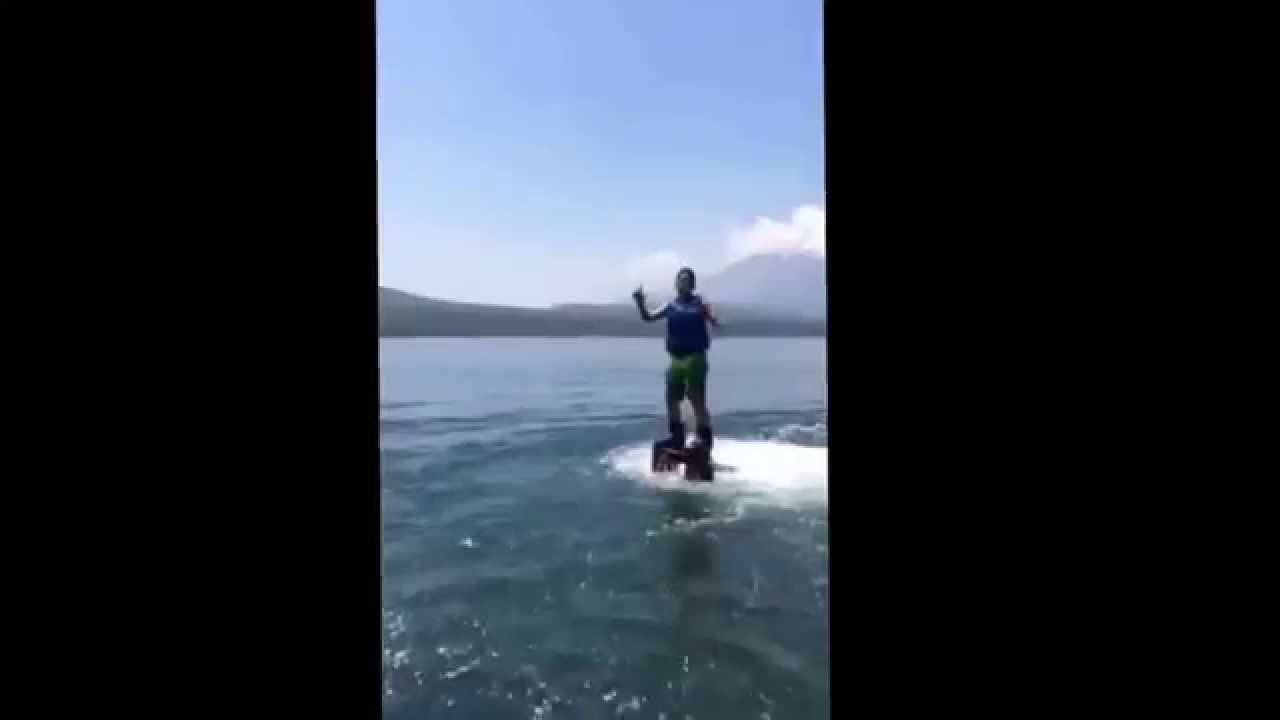 水圧で空を飛ぶ フライボード 体験場所１４選 最新マリンスポーツがアツい 暮らし の