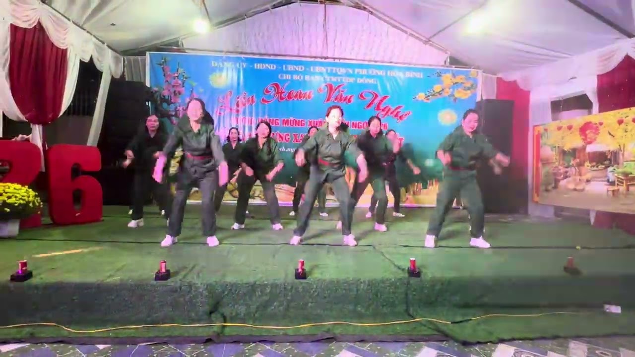 Những ngôi sao xa xôi, clb dân vũ Hoa Phượng