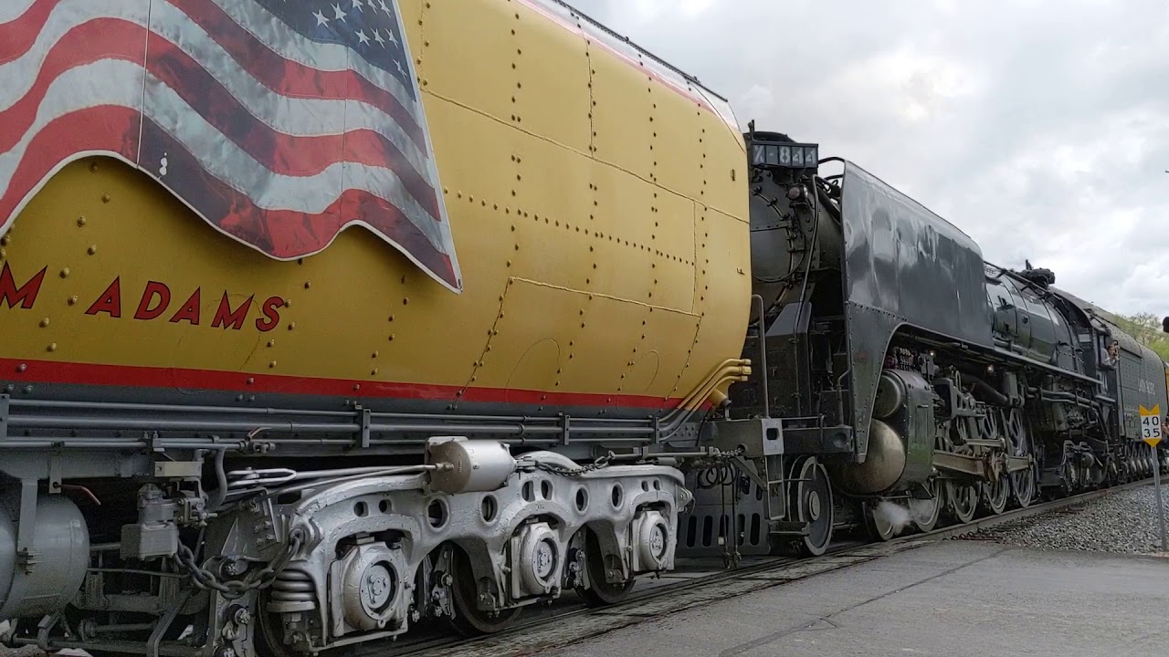 Union Pacific Big Boy 4014 at Crossing - YouTube