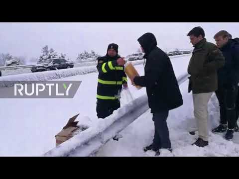 Spain: Army digs out cars trapped in snow on Segovia highway