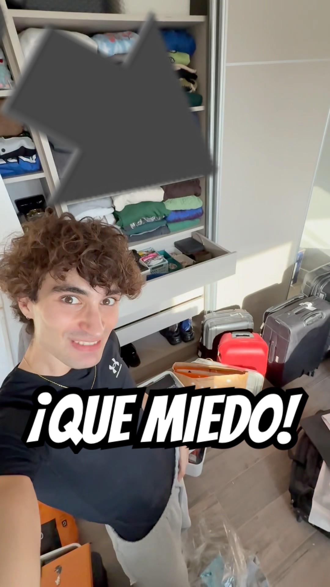 HAY ALGUIEN EN MI CLOSET