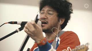 IN OUR ROOM: Kunto Aji (LIVE) – Pilu Membiru, Topik Semalam