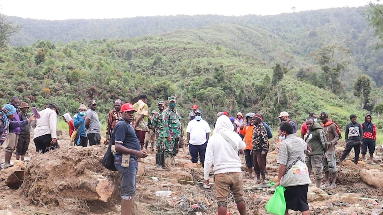Meki Nawipa: Mengunjungi Lokasi Banjir Bandang di Paniai untuk Menyampaikan Bantuan dan Dukungan