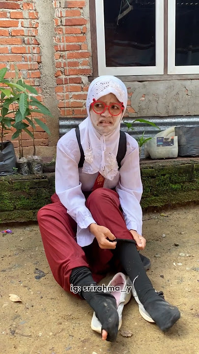 Ikat Kaos Kaki Pakai Karet Karena Udah Melar