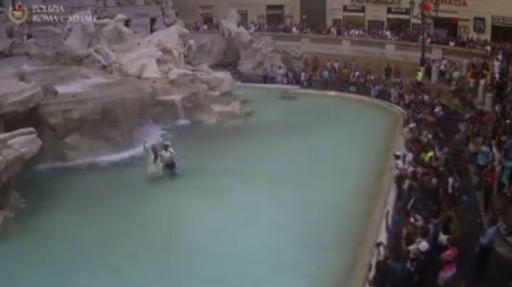 Antico romano dentro Fontana di Trevi, vigile si tuffa e lo multa