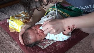 【ママ鼻水トッテ】1か月のの鼻水・鼻詰まりを初めて吸引＆綿棒で鼻くそ除去【パパ育児】vlog  Sucking runny nose and stuffy nose of newborn