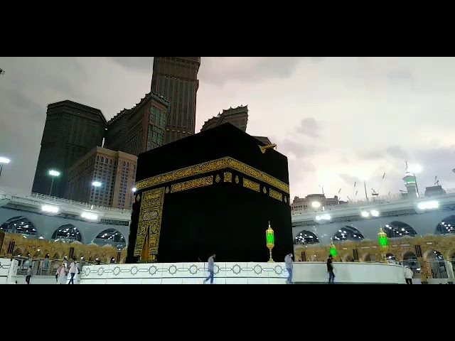 الغيث يهطلُ على الكعبة والشيخ بندر بليلة يرتل: (هو الذي يريكم البرق خوفا وطمعا ويُنشئ السحاب الثقال)