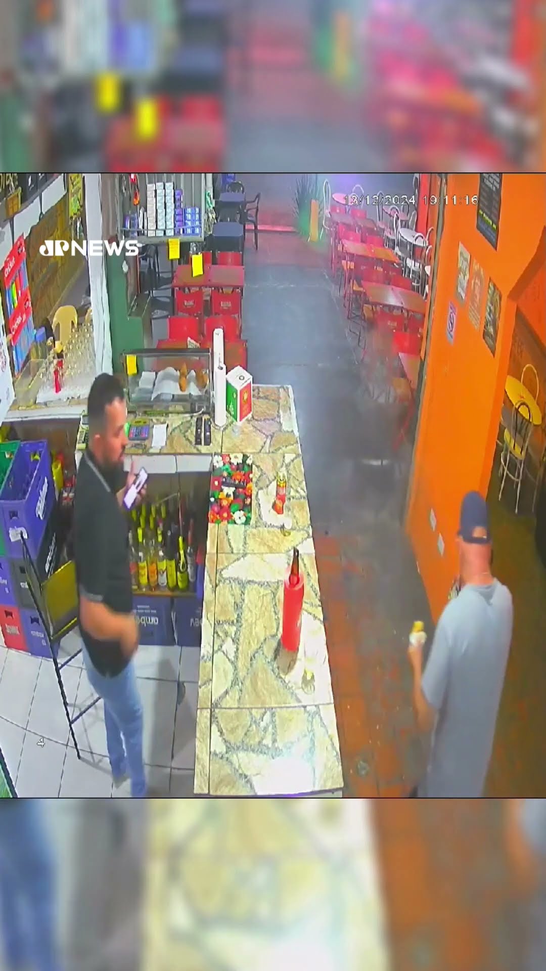 Coxinha explode e deixa cliente com queimaduras leves em restaurante no Paraná #shorts