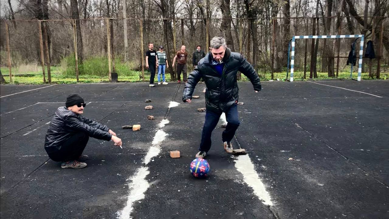 Сыграть бомжа. Алкаши играют в футбол. Бомжи футбол.