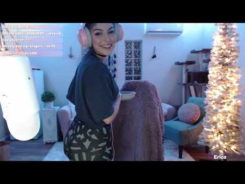 She's back at it again, comparing Pokimane & Amouranth's Ass