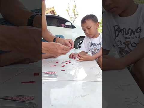 Merakit mainan dua eibuan