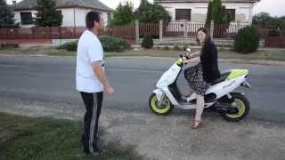 Irén sur le scoot du cousin