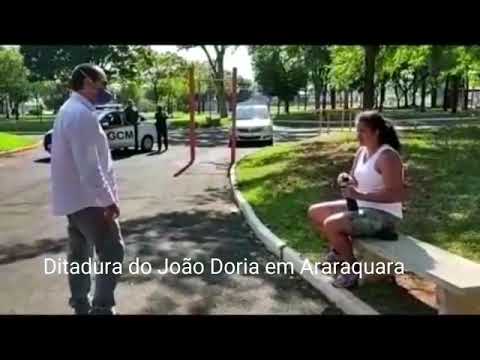 Mulher Presa em praça publica