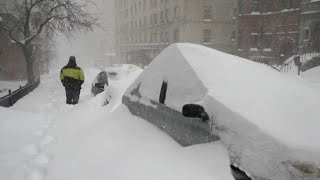 عاصفة ثلجية مهيبة تضرب البحر الأسود ، سيفاستوبول ، أوكرانيا