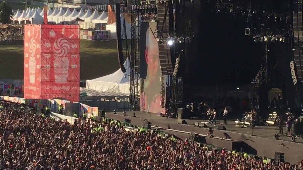 Espectáculo de la banda The Neighborhood durante el tercer día del festival  Lollapalooza Brasil 2018 celebrado en el Autodromo de Interlagos en Sao  Paulo (SP). En la foto el vocalista Jesse Rutherford. (