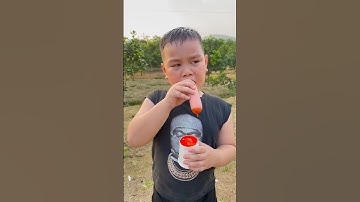 Cậu bé tốt bụng lần đầu ăn xúc xích và cái kết hài hước #shorts