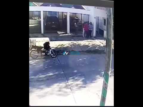 Así atemoriza un motochorro a un barrio entero de Quilmes Oeste