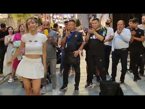Sercan Gider - Taksim İstiklal Caddesi Mini Etekli Kız Oryantal Show - Barbie Kız