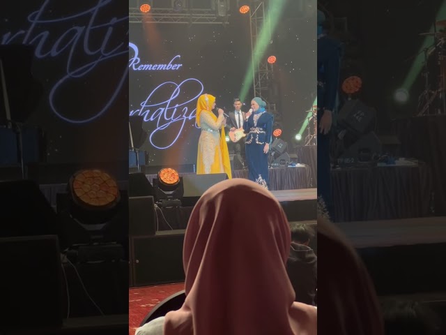 Kak Iti kan. Kak Iti nak lagu… Tokti minta lagu kat Aina Abdul class=