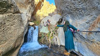 Download Lagu ⛰️🍇 Crossing Tough Mountain Trails to Pick Wild Fruits in the Rugged Zagros MP3