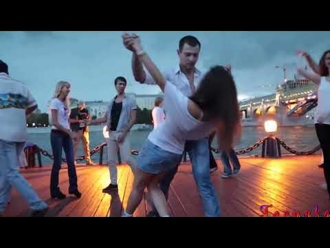 Сибирские танцы. Банд одесса на море ураган. Ангелы на крышах песня клип. Участники банд одесса фото. Одесса банд танцы вишни в саду.