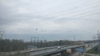 Боевые вертолёты в небе над Москвой в честь Дня Победы 9 мая 2020 воздушный парад