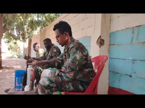 شاهد المصباح قائد لواء البراء بن مالك يستخدم علاجه أثناء استراحة محارب الجيش السوداني درع السودان  شاهد المصباح قائد لواء البراء بن مالك يستخدم علاجه أثناء استراحة محارب الجيش السوداني درع السودان