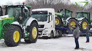 Трал с тракторами John Deere застрял в снегу