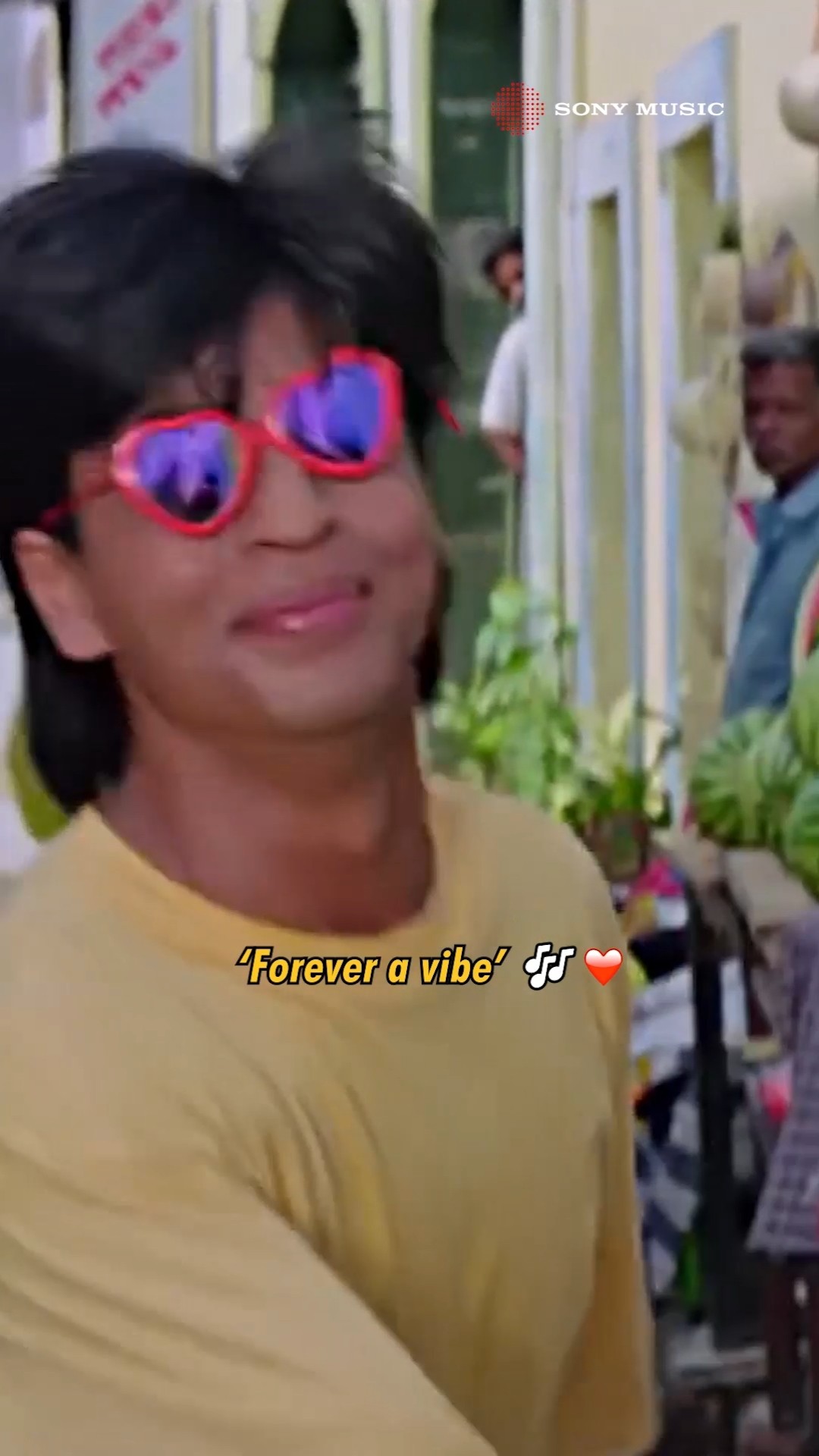 Relive the romantic charm of Aana Mere Pyar Ko ?✨ #aanamerepyaar #srk #alkayagnik #kumarsanu
