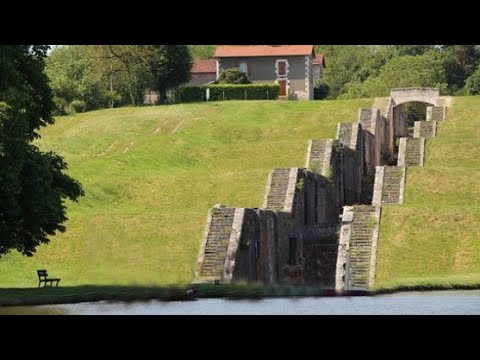 Une guirlande de Noël à l'origine d'un sinistre à Rogny-les-sept-écluses  dans l'Yonne - France Bleu