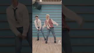 Lee brothers dancing to finesse Japan tiktok # Leeknow#felix #straykids