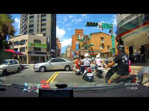 201709161128警察面前違規紅燈迴轉