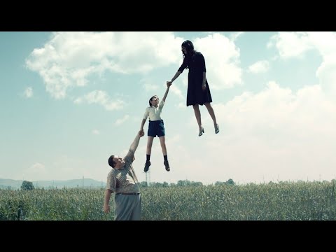 عالم الشخص الرفيع فيه بيطير ضد الجاذبية فبيضطر كل الناس انهم ياكلوا ويتخنوا