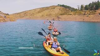 Kayaks en el Embalse del Rumblar (Baños de la Encina, Jaén). Piragüismo con Aktivjaén.