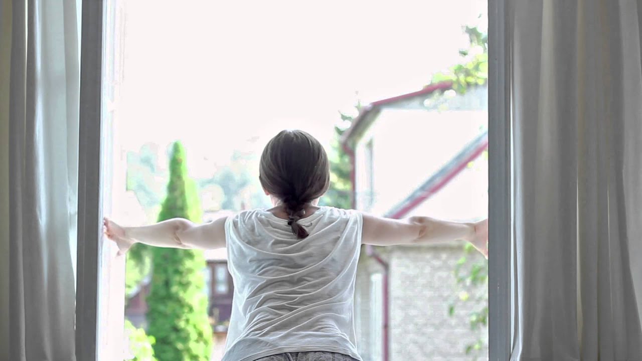 Sally open the window in her room. Девушка открывает окно. open window. девушка открывает окно референс. открытое окно в спорте это.